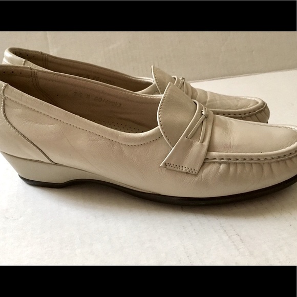 Vintage Shoes - Vintage loafers cream leather upper SAS comfort loafers women's shoes flats